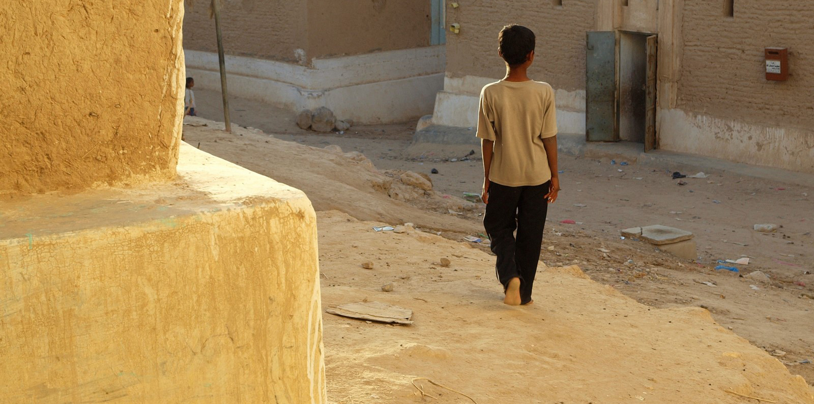 child in war-torn yemen
