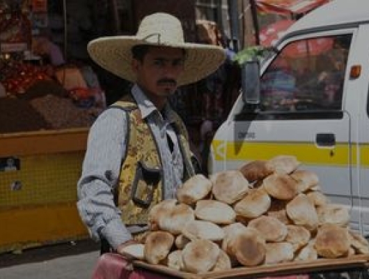 Local man selling traditional bread. Sana铆a, Yemen. 